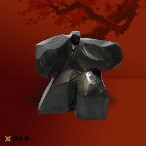禪太極18式-05 百世經綸．玄武岩透著黃金石皮，在線條的刻畫下 袖裡藏風內斂而有深度，外圓內方堅定不移，是深藏不露的大智慧...